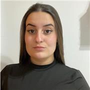 Profesora de apoyo para niños/niñas cursando educación primaria